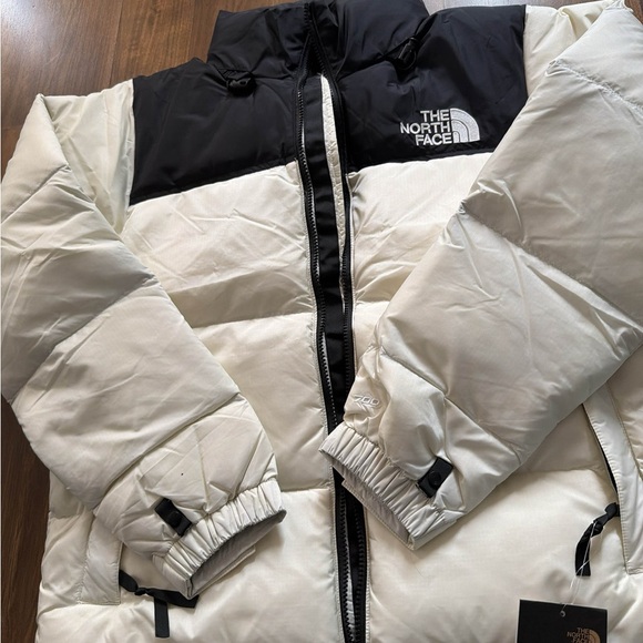 The North Face Men or Woman’s Cream and Black Puffer Jacket Size Medium/Large - Picture 3 of 4